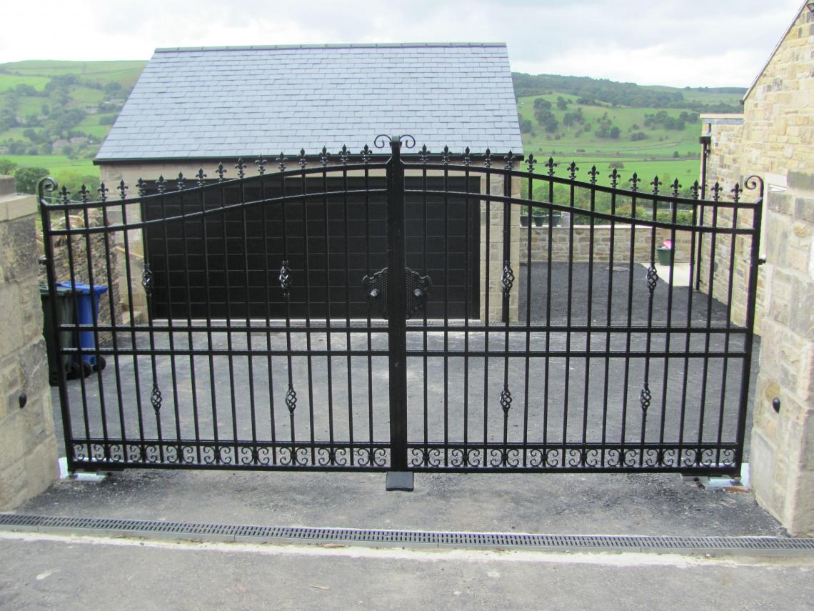 Electric Metal Gates Hartlington Fencing Supplies Yorkshire