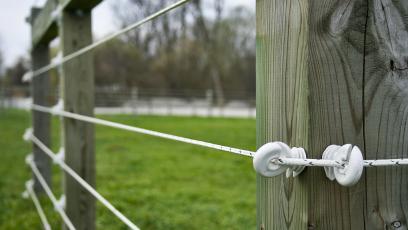 Electric fencing cable at a corner