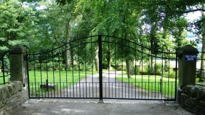 Double leaf pair of wrought iron gates, automated off underground motors