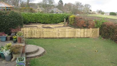 Round top paled fencing
