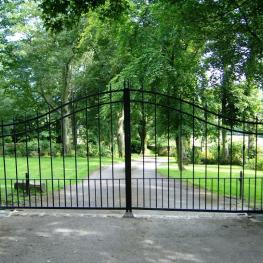 Double leaf pair of wrought iron gates, automated off underground motors